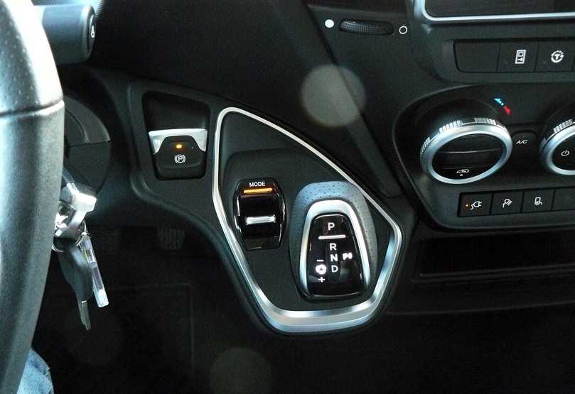 Schaltzentrale in der Mittelkonsole: Wählhebel für Fahrtrichtung und Rekuperation, Taste für den Fahrmodus, elektronische Feststellbremse. | Foto: RU Schaltzentrale in der Mittelkonsole: Wählhebel für Fahrtrichtung und Rekuperation, Taste für den Fahrmodus, elektronische Feststellbremse. | Foto: RU