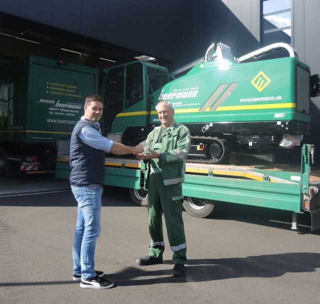 HDD-Produktmanager Manuel Pohl (l.) übergibt den Schlüssel der Grundodrill 15XPT an Bohrgeräteführer M. Friedrich. | Fotos: Tracto-Technik HDD-Produktmanager Manuel Pohl (l.) übergibt den Schlüssel der Grundodrill 15XPT an Bohrgeräteführer M. Friedrich. | Fotos: Tracto-Technik