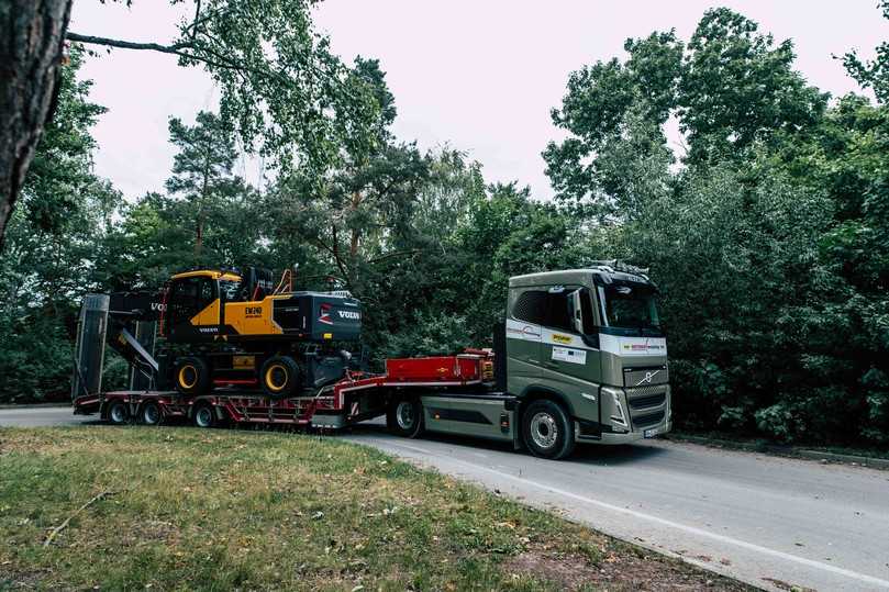 Die Volvo FH Electric-Sattelzugmaschine dient auch als Tieflader für die vollelektrische Baumaschinen. | Foto: QUATEX