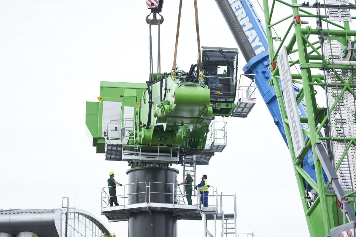 Die ganz großen Geschütze: Die Bilder von den Aufbauarbeiten versprechen ein beeindruckendes Messeerlebnis auf der bauma 2022 | Foto: Messe München GmbH Die ganz großen Geschütze: Die Bilder von den Aufbauarbeiten versprechen ein beeindruckendes Messeerlebnis auf der bauma 2022 | Foto: Messe München GmbH