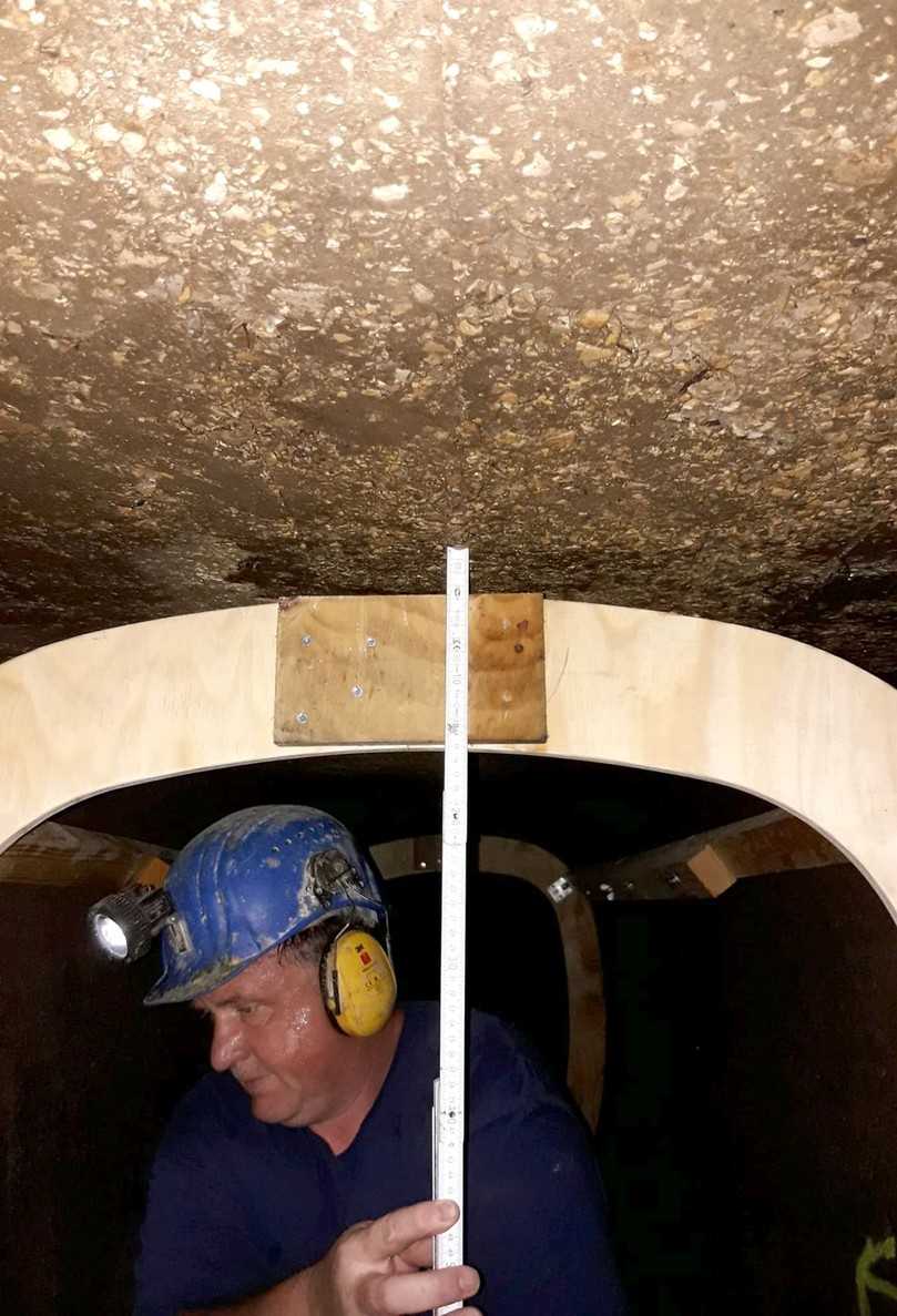 Bei der Begehung des Altkanals mit der Holzschablone wird der vorhandene Ringraum regelmäßig durch Messungen überprüft. | Foto: Aarsleff Rohrsanierung GmbH Bei der Begehung des Altkanals mit der Holzschablone wird der vorhandene Ringraum regelmäßig durch Messungen überprüft. | Foto: Aarsleff Rohrsanierung GmbH
