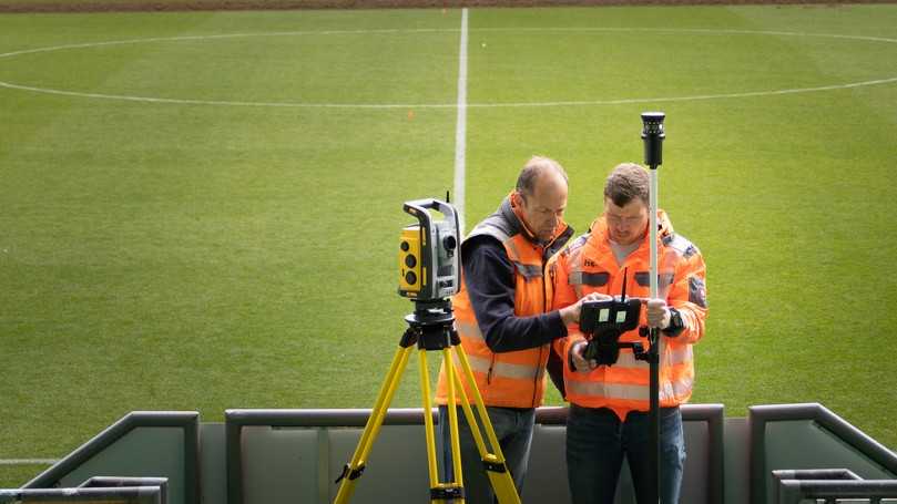 Bauvermessung im Fußballstadion mit Totalstation. | Foto: Sitech
