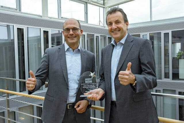 Ihre Ideen und Engagement für die Digitalisierung des Mietgeschäfts haben ihnen in diesem Jahr den Preis ‚Rental person of the year‘ eingebracht: Wolfgang Hahnenberg (links) und Peter Schrader, Geschäftsführer der Zeppelin Rental GmbH & Co. KG. | Foto: Zeppelin Rental