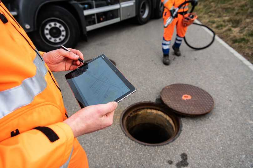 Dokumentation der Arbeit. Der Planausschnitt aus dem „Digitalen Zwilling“ wird anschließend vom Tablet in die Cloud geladen. | Foto: Mökah AG Dokumentation der Arbeit. Der Planausschnitt aus dem „Digitalen Zwilling“ wird anschließend vom Tablet in die Cloud geladen. | Foto: Mökah AG