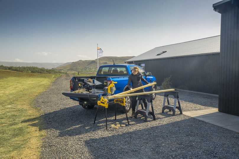 Handwerker-Einsatz im Nirgendwo: Mit Pro Power Onboard liefert Deutschlands beliebtester Pick-up Strom für Elektrogeräte aller Art. | Foto: Ford Handwerker-Einsatz im Nirgendwo: Mit Pro Power Onboard liefert Deutschlands beliebtester Pick-up Strom für Elektrogeräte aller Art. | Foto: Ford
