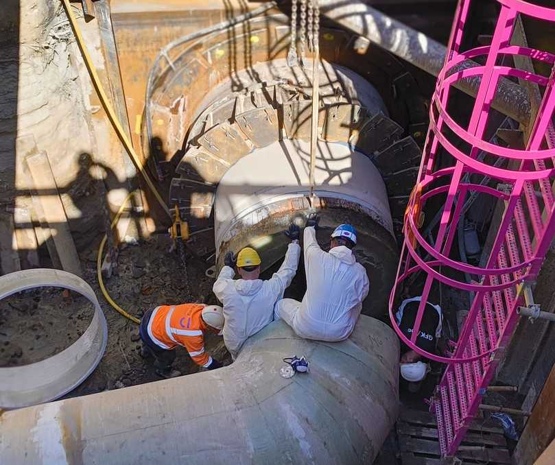 Baustelle Hamburg-Fuhlsbüttel: Als Verbindung zwischen Vortriebsrohr (Polymerbeton) mit PEHD-Auskleidung und GFK-Rohr wurde eine Stahlmanschette mit GFK-Platten eingebaut. | Foto: B_I/Valdix Baustelle Hamburg-Fuhlsbüttel: Als Verbindung zwischen Vortriebsrohr (Polymerbeton) mit PEHD-Auskleidung und GFK-Rohr wurde eine Stahlmanschette mit GFK-Platten eingebaut. | Foto: B_I/Valdix