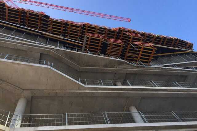 Bei den abwechselnd vorspringenden und zurückweichenden Geschossdecken werden Deckenrandtische als Standfläche für die darüber befindlichen Deckentische genutzt. Bei den abwechselnd vorspringenden und zurückweichenden Geschossdecken werden Deckenrandtische als Standfläche für die darüber befindlichen Deckentische genutzt.