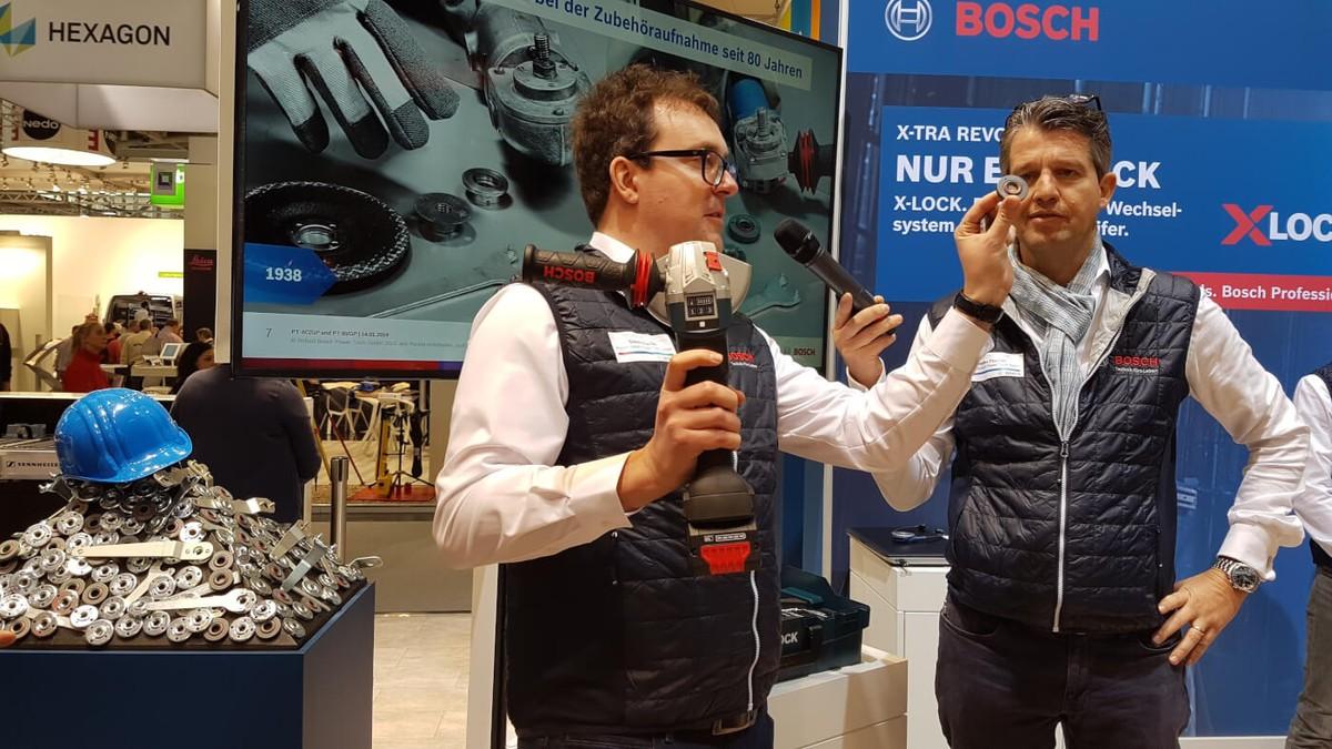 Simon Fischer (l.) und Heiko Fischer von Robert Bosch demonstrierten die neue Werkzeugaufnahme „X-Lock“ für Winkelschleifer. Innerhalb von 5 Sekunden lässt sich damit die Scheibe wechseln.