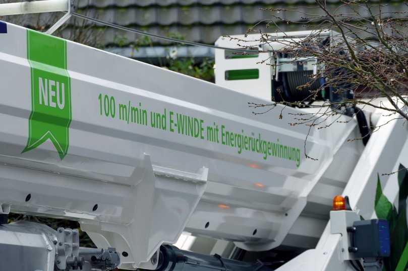 Durch seine E-Winde mit Energierückgewinnung benötigt der Anhängerkran deutlich weniger Energie. | Foto: Böcker