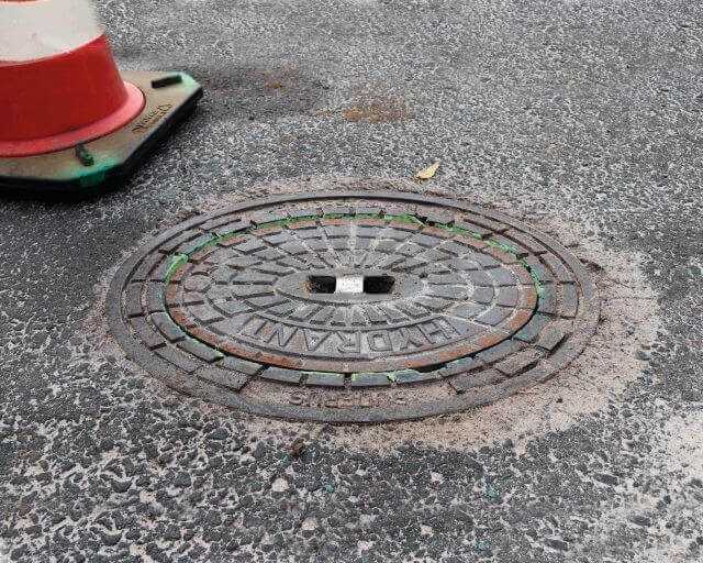 Der Deckel wird wieder auf Straßenniveau eingesetzt. Die Reparatur mit dem Flüsterkappen-Set geht schnell und einfach. | Fotos: resinnovation Der Deckel wird wieder auf Straßenniveau eingesetzt. Die Reparatur mit dem Flüsterkappen-Set geht schnell und einfach. | Fotos: resinnovation