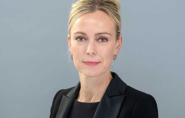 „Im Winter sind witterungsbedingte Arbeitsausfälle geübte Praxis, im Sommer bislang aber noch nicht. Der Klimawandel muss auch hier zu einem Umdenken führen.“ Dr. Manja Schreiner, Hauptgeschäftsführerin der Fachgemeinschaft Bau