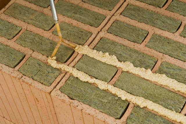 Bei der Verarbeitung von mit Mineralwolle verfüllten Ziegeln wird Dryfix-Planziegel-Kleber mit der Y-Düse parallel auf die Ziegelstege aufgebracht. | Foto: Deutsche Poroton / Andi Bruckner Bei der Verarbeitung von mit Mineralwolle verfüllten Ziegeln wird Dryfix-Planziegel-Kleber mit der Y-Düse parallel auf die Ziegelstege aufgebracht. | Foto: Deutsche Poroton / Andi Bruckner