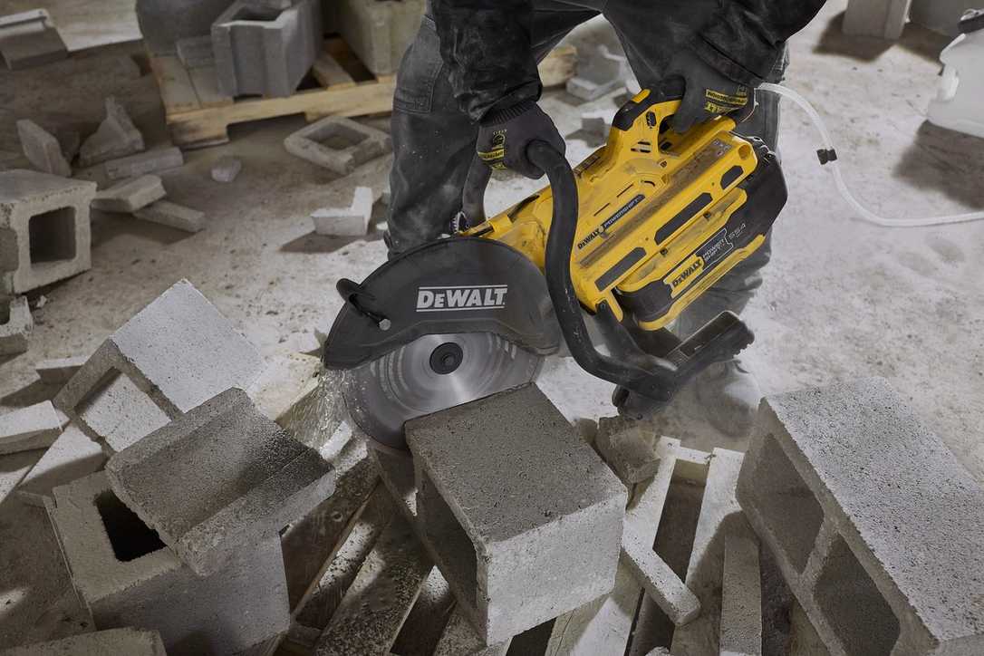 Ende der Benzingeräte: Dewalt bringt schwere Powershift-Akkugeräte