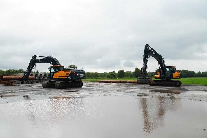 Vorbereitung eines Material-Lagerplatzes entlang der Pipeline-Baustelle mit dem Hyundai HX300A NL – hier kommt es auf Feinfühligkeit an. Planumsarbeiten erleichtern diverse Funktionen der Baggersteuerung. | Foto: Hyundai/OBA Vorbereitung eines Material-Lagerplatzes entlang der Pipeline-Baustelle mit dem Hyundai HX300A NL – hier kommt es auf Feinfühligkeit an. Planumsarbeiten erleichtern diverse Funktionen der Baggersteuerung. | Foto: Hyundai/OBA