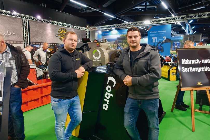 Zufriedene Kunden am Messestand in Nürnberg: Die GaLaBau-Unternehmer Sören Henningsen aus Rostock und Marco Plank aus Rögling haben bereits seit einem Jahr GYRUstar Schaufelseparatoren an ihren Baggern im Einsatz. Die Anbaugeräte sparen deutlich Kosten. | Foto: B_I/Bauer Zufriedene Kunden am Messestand in Nürnberg: Die GaLaBau-Unternehmer Sören Henningsen aus Rostock und Marco Plank aus Rögling haben bereits seit einem Jahr GYRUstar Schaufelseparatoren an ihren Baggern im Einsatz. Die Anbaugeräte sparen deutlich Kosten. | Foto: B_I/Bauer