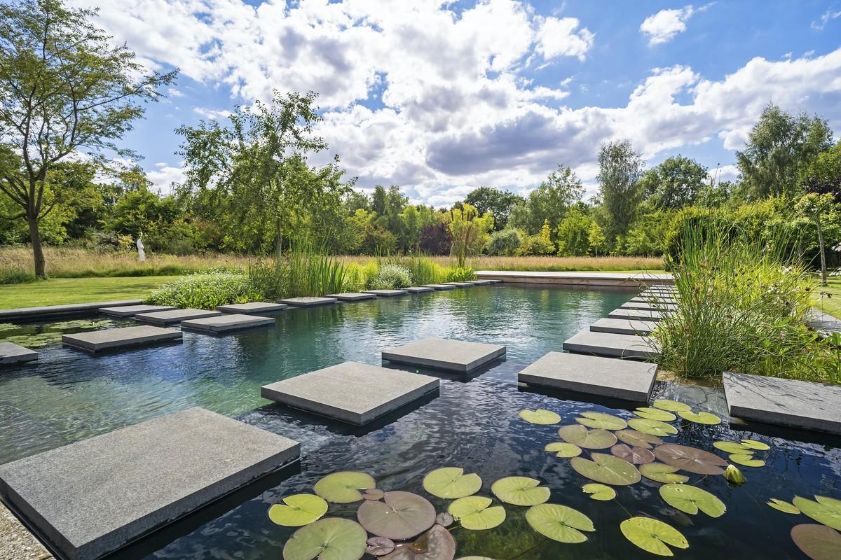 Die pure Idylle versprüht diese faszinierende Anlage mit Swimming Pond. | Foto: Biotop-iophotography Die pure Idylle versprüht diese faszinierende Anlage mit Swimming Pond. | Foto: Biotop-iophotography