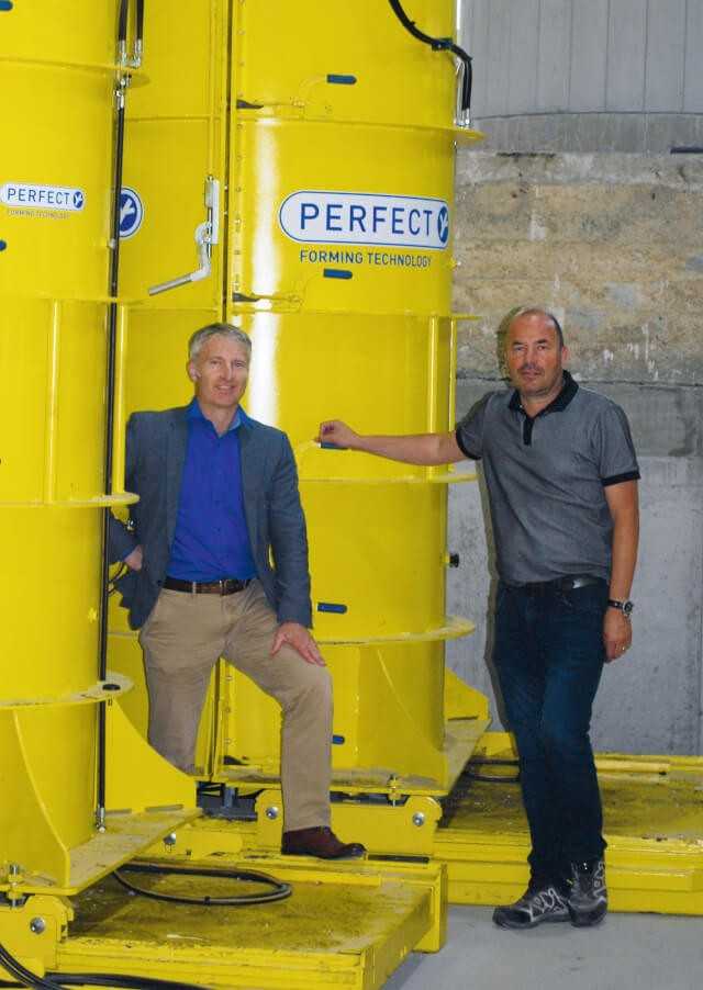Die Investition in die Fertigungstechnik ist nicht zuletzt das Ergebnis einer langjährigen und vertrauensvollen Zusammen- arbeit zwischen Beton Müller und der Firma Schlüsselbauer, personifiziert von Joachim Strack (rechts) und Christian Weinberger.