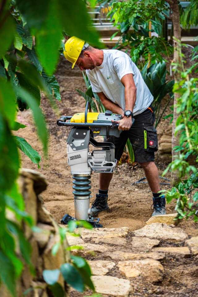 Auch mit dem Akkustampfer arbeitet der Bediener völlig frei von Emissionen.