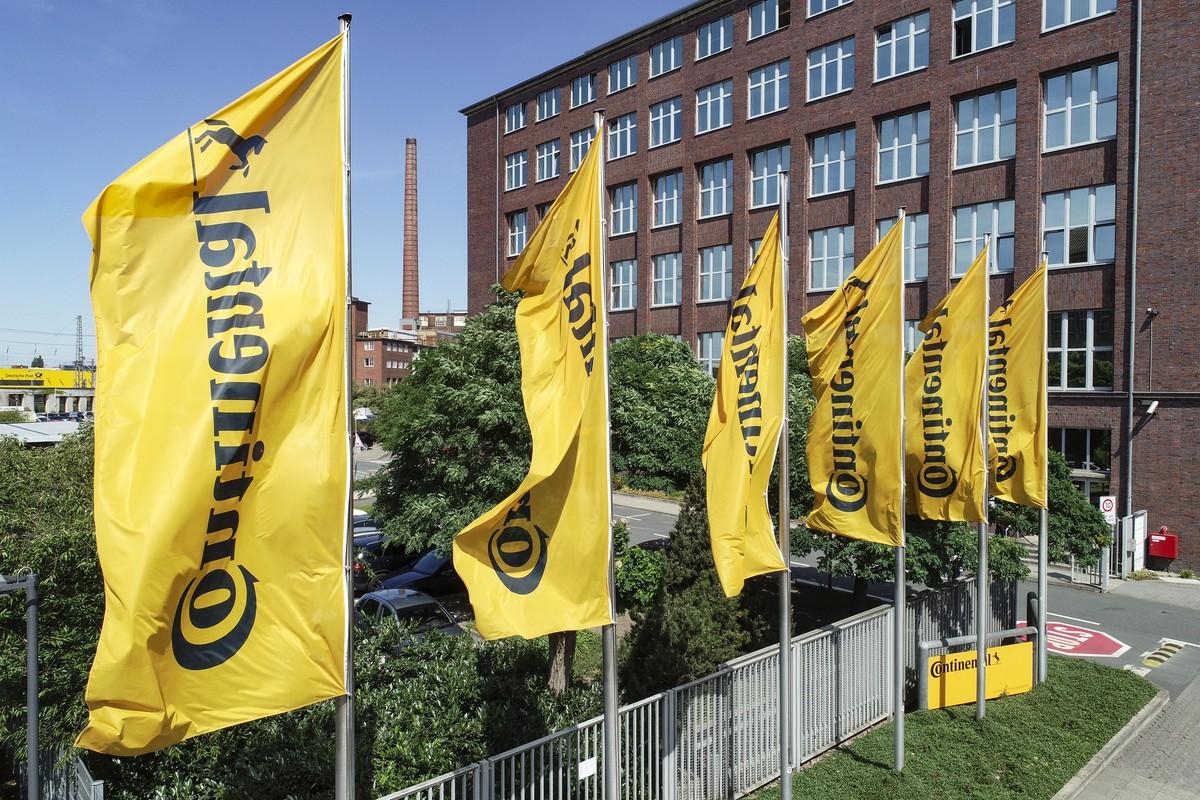 Ein Reifenhersteller zeigt Flagge: Vor dem Firmengebäude wehen gelbe Fahnen mit dem Conti-Logo. | Foto: Continental AG Ein Reifenhersteller zeigt Flagge: Vor dem Firmengebäude wehen gelbe Fahnen mit dem Conti-Logo. | Foto: Continental AG