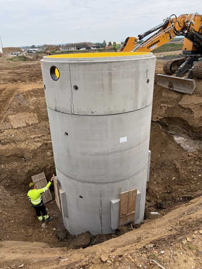 Das Versetzen der bis zu 19 Tonnen schweren Einzelteile bei Schachttiefen bis zu 6 Metern war anspruchsvoll, hat aber sehr gut funktioniert. | Foto: Beton Müller
