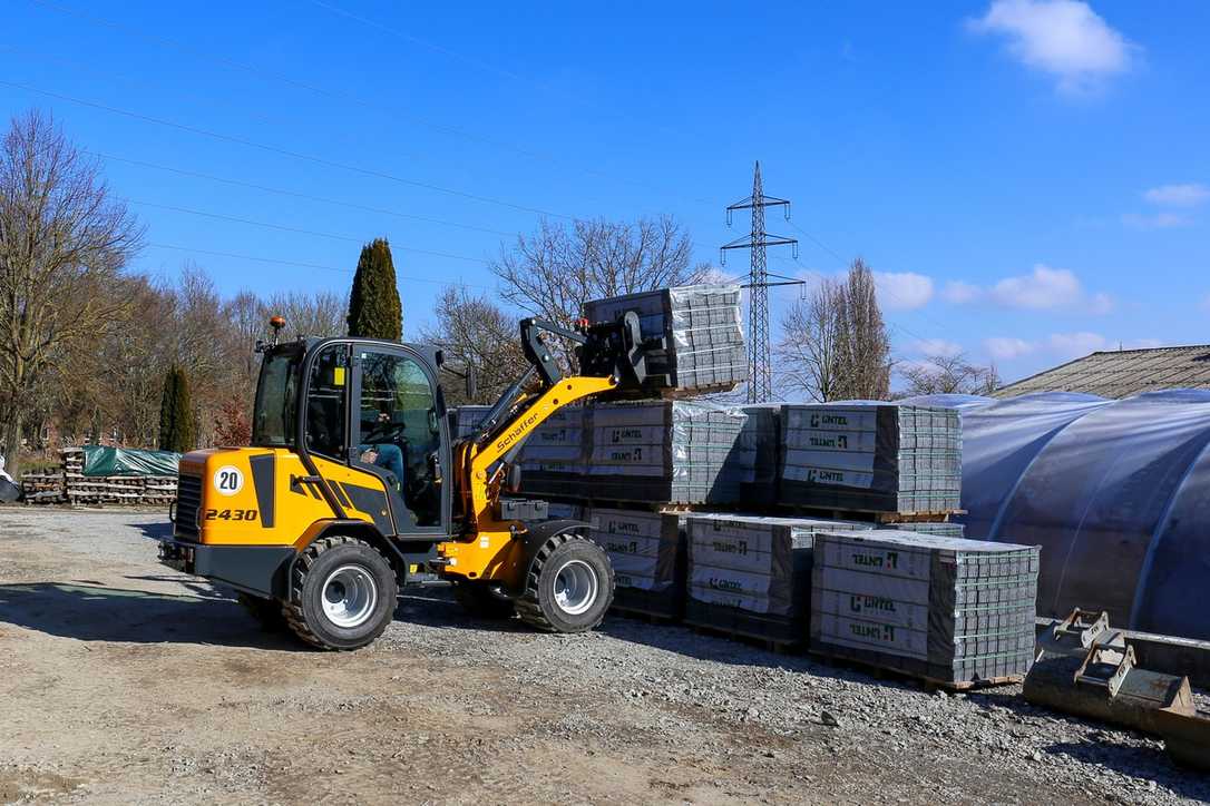 Schäfer auf der Demopark 2025: 6680 T,  2430-2 und den Multifunktionslader 1422