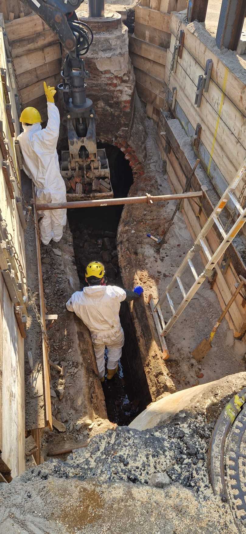 In der Einziehbaugrube wird der vorhandene Mauerwerkskanal zum Einziehen der neuen Rohre aufgebrochen. | Foto: Michel Bau