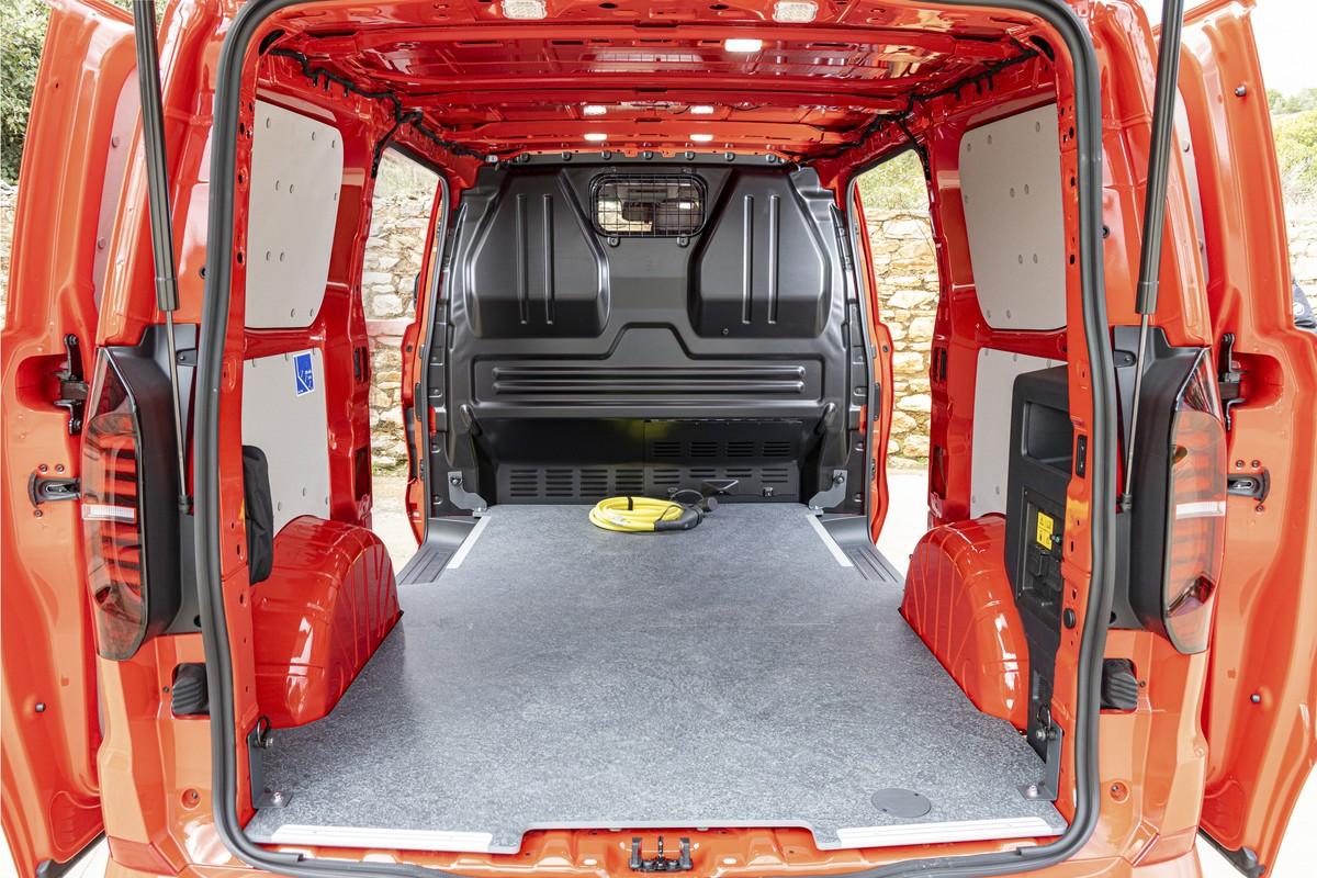 Der bis zu 9 Kubikmeter große Laderaum im VW Transporter ist wahlweise über Heckflügeltüren, Heckklappe oder seitliche Schiebetüren
zugänglich. | Foto: VW Nutzfahrzeuge