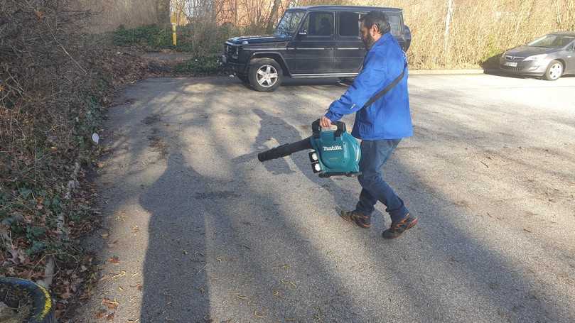 Auch bei nassem Laub erweist sich der Laubbläser DUB 363 als stark genug. | Foto: B_I MEDIEN/HIN Auch bei nassem Laub erweist sich der Laubbläser DUB 363 als stark genug. | Foto: B_I MEDIEN/HIN