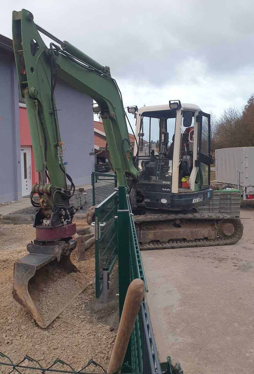 Mit dem Rototop „um die Ecke arbeiten": Dank Drehantrieb kommt der Bagger ohne Umsetzen auch an schwer zugängliche Stellen an Zäunen, Hauswänden etc. | Foto: holp Mit dem Rototop „um die Ecke arbeiten": Dank Drehantrieb kommt der Bagger ohne Umsetzen auch an schwer zugängliche Stellen an Zäunen, Hauswänden etc. | Foto: holp