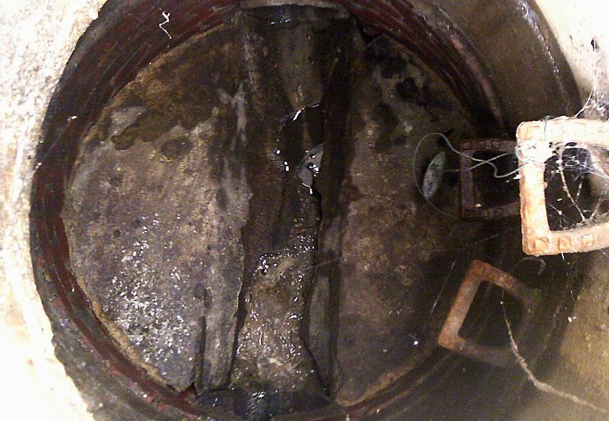 Vor der Sanierung: Die Schachtsohle war stark geschädigt und vollständig unterspült. | Foto: Katec Kanaltechnik Vor der Sanierung: Die Schachtsohle war stark geschädigt und vollständig unterspült. | Foto: Katec Kanaltechnik