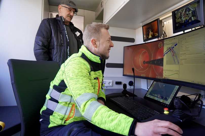 Matthias Raue führt die Verlaufsvermessung mit dem 3D-GeoSense-Sytem vor. | Foto: IBAK Matthias Raue führt die Verlaufsvermessung mit dem 3D-GeoSense-Sytem vor. | Foto: IBAK