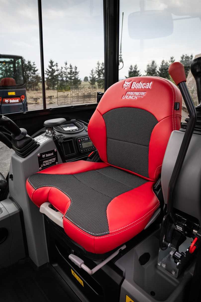 Die limitierte Edition will u.a. mit rot-schwarzen Premium-Stoff-/Lederbezügen punkten. | Foto: Bobcat Die limitierte Edition will u.a. mit rot-schwarzen Premium-Stoff-/Lederbezügen punkten. | Foto: Bobcat