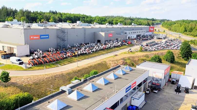 Die Zentrale von Bobcat EMEA im tschechischen Dobris nahe Prag: Rund 25.000 Maschinen werden auf dem Campus pro Jahr gebaut. | Foto: B_I Medien/Budde Die Zentrale von Bobcat EMEA im tschechischen Dobris nahe Prag: Rund 25.000 Maschinen werden auf dem Campus pro Jahr gebaut. | Foto: B_I Medien/Budde