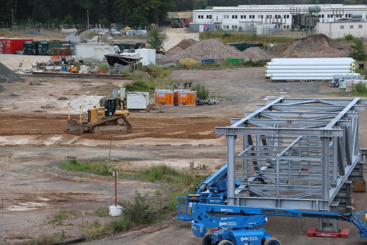 Eine Cat Raupe modelliert das Geländeprofil. | Foto: Zeppelin