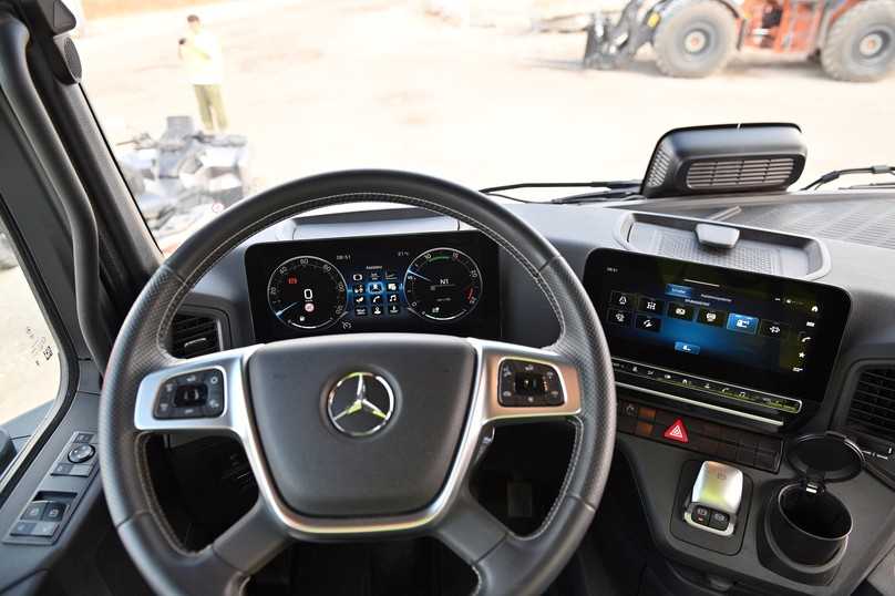 Ein modernes Cockpit mit digitalen Instrumenten bekommt der Mercedes-Fahrer in allen Arocs- und eArocs-Modellen für den Bau. | Foto: FH