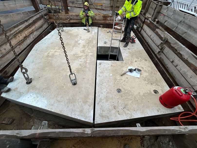 Setzen der Deckenplatte am Übergangsbauwerk Bundesstraße mittels 90-Tonnen-Mobilkran und Kugelkopfankersystem | Foto: Michel Bau