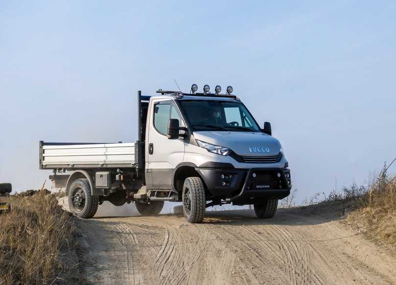 Hochbeinig und alle Räder angetrieben – so pflügt der Iveco Daily 4x4-Kipper über jeden Untergrund. | Foto: Iveco Hochbeinig und alle Räder angetrieben – so pflügt der Iveco Daily 4x4-Kipper über jeden Untergrund. | Foto: Iveco
