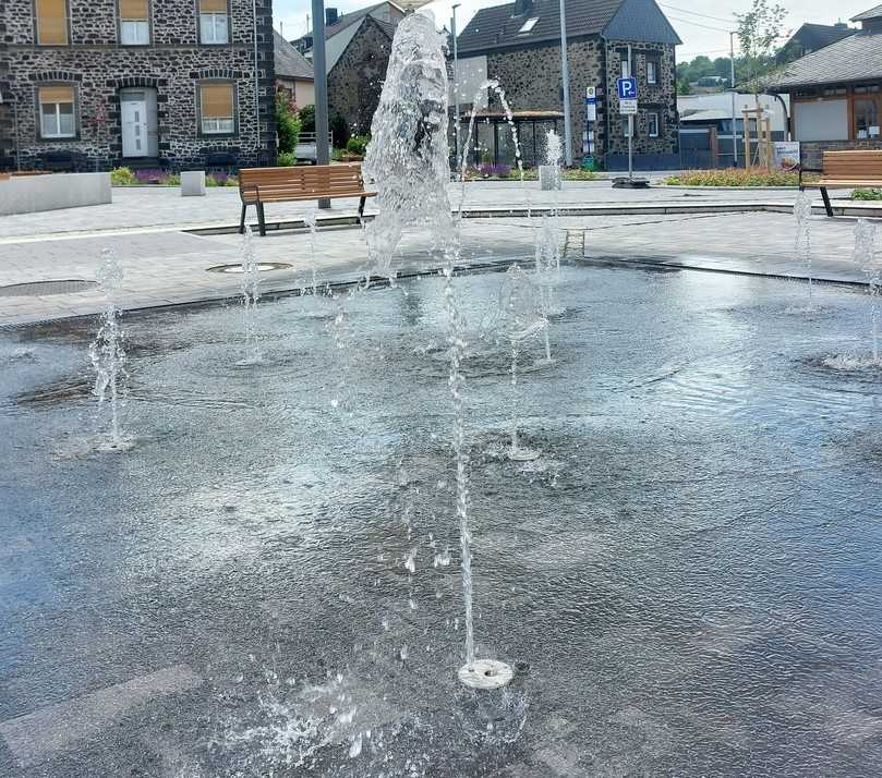 Das Pflaster unter dem Wasserspiel wurde in gebundener Weise ausgeführt, ansonsten wurde in ungebundener Bauweise gearbeitet. | Foto: Jasto