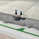 Keramikplatten verlegen: Neues System verhindert Kippeln und Wandern von Platten