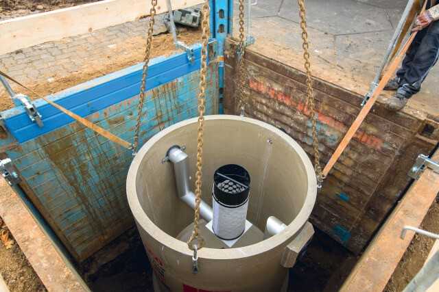 Der Koaleszenzabscheider mit Filtereinsatz besteht aus Polymerbeton. Der Werkstoff überzeugte die Projektbeteiligten u.a. durch das geringe Gewicht, die hohe Druck- und Zugfestigkeit und die Beständigkeit gegenüber aggressiven Stoffen. | Foto: ACO Der Koaleszenzabscheider mit Filtereinsatz besteht aus Polymerbeton. Der Werkstoff überzeugte die Projektbeteiligten u.a. durch das geringe Gewicht, die hohe Druck- und Zugfestigkeit und die Beständigkeit gegenüber aggressiven Stoffen. | Foto: ACO