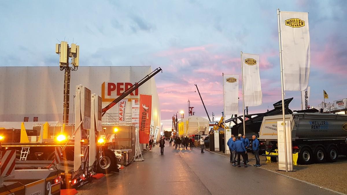 Abendspaziergang über die Bauma im freigelände Nord, bei Meiller entlag zum Peri-Stand | Foto: B_I/bb