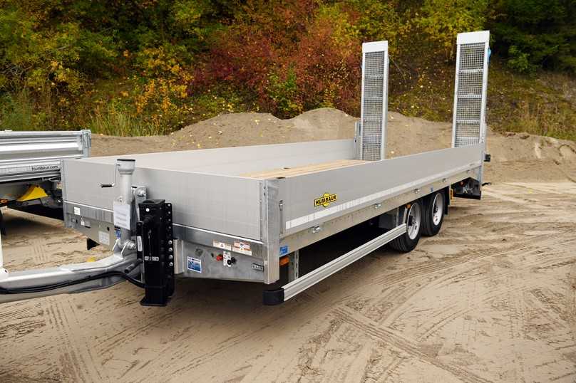 Der vollverzinkte Humbaur HBT 10 62 24 BS schräg darf knapp 12 t auf die Waage bringen und bietet fast 9,0 t Nutzlast. | Foto: QUATEX Der vollverzinkte Humbaur HBT 10 62 24 BS schräg darf knapp 12 t auf die Waage bringen und bietet fast 9,0 t Nutzlast. | Foto: QUATEX