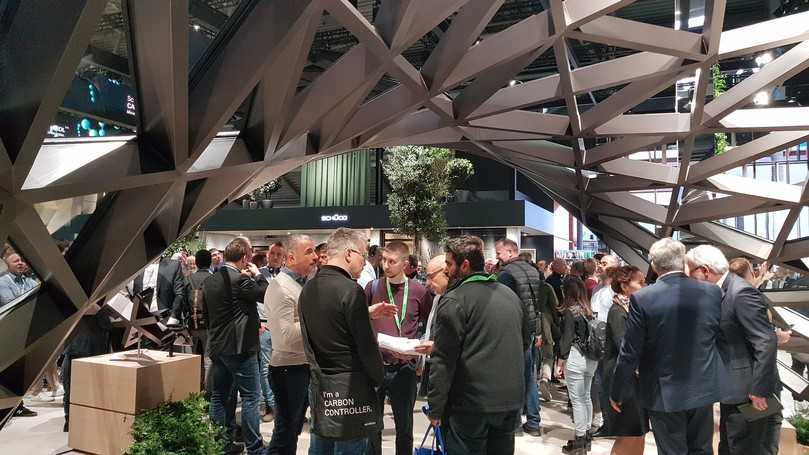 Als hätte es Corona nie gegeben, drängten sich die Menschen am Messe-Dienstag in den Hallen. Besonders am Schüco-Stand waren auffallend viele Besucher aus China und Italien. | Foto: B_I/bb Als hätte es Corona nie gegeben, drängten sich die Menschen am Messe-Dienstag in den Hallen. Besonders am Schüco-Stand waren auffallend viele Besucher aus China und Italien. | Foto: B_I/bb