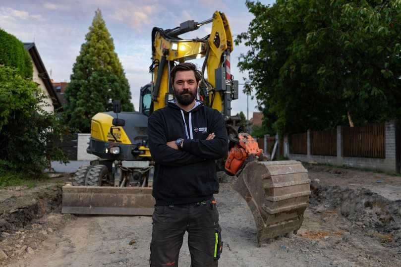 Bagger EW100 unterstützt Krejčí Vodovody beim Rohrleitungsbau in Tschechien: Dank flexibel wechselbarer Anbaugeräte bewältigt der Mobilbagger Erdbewegungs- und Materialumschlagarbeiten mit nur einer Maschine. | Foto: Wacker Neuson