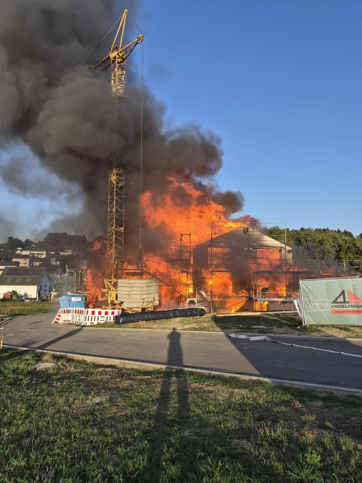 Beim Eintreffen der Einsatzkräfte stand das Gebäude bereits in Brand. | Foto: Feuerwehr Mengen