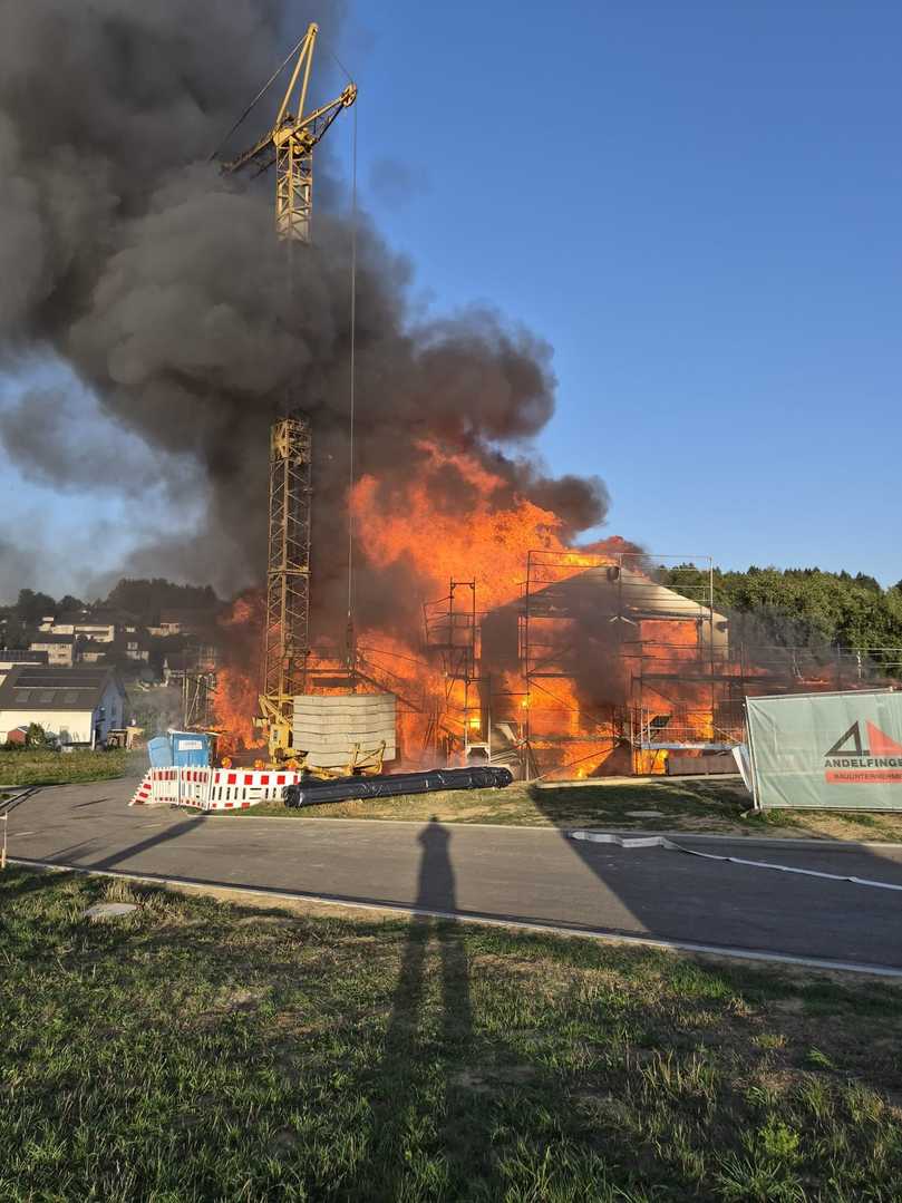 Beim Eintreffen der Einsatzkräfte stand das Gebäude bereits in Brand. | Foto: Feuerwehr Mengen