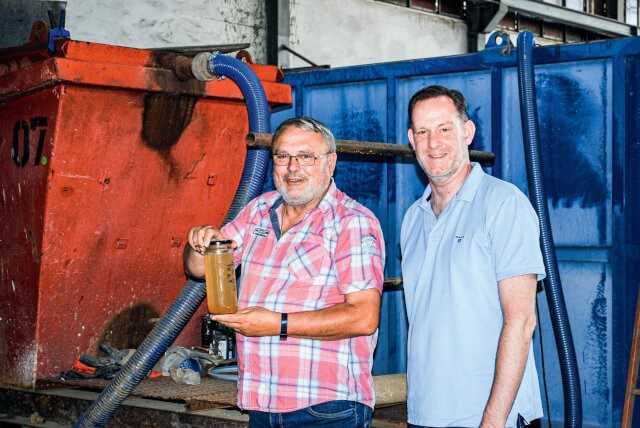 Hermann Kahnenbley (l.) und Sergei Prenger. Anhand von Rückstellproben lässt sich die Unbedenklichkeit des Wassers aus der Siebbandpresse auch im Nachhinein nachweisen. | Foto:B_I/zu Eulenburg Hermann Kahnenbley (l.) und Sergei Prenger. Anhand von Rückstellproben lässt sich die Unbedenklichkeit des Wassers aus der Siebbandpresse auch im Nachhinein nachweisen. | Foto:B_I/zu Eulenburg