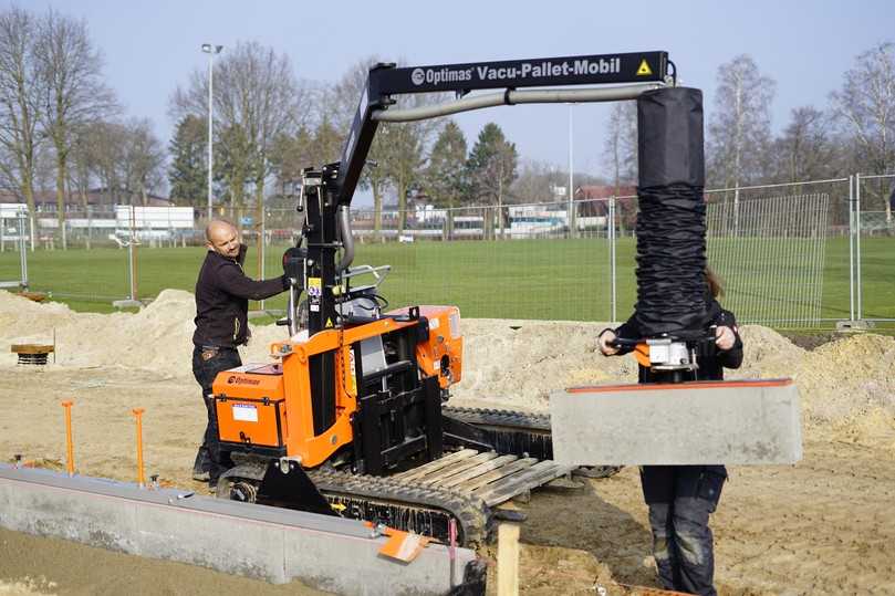 Die Last beim Verlegen für Gelenke, Muskeln, Sehnen und Knochengerüst ist enorm - Verlegemaschinen können helfen. | Foto: Optimas