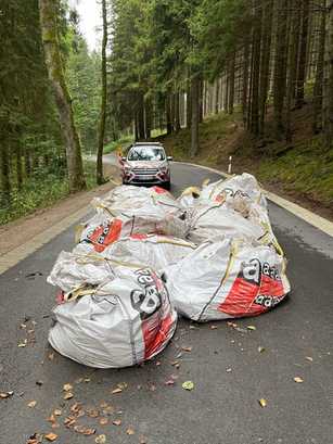 +++ Bigbags mit mutmaßlichem Asbest auf Landstraße abgeladen +++
