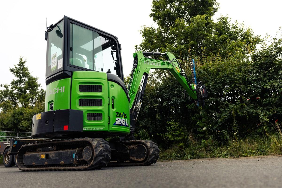Heckenschneiden und Trimmen: Solche Aufgaben sind durch das KTEG P-Line System mit dem Bagger geradezu ein Kinderspiel. | Foto: Kiesel